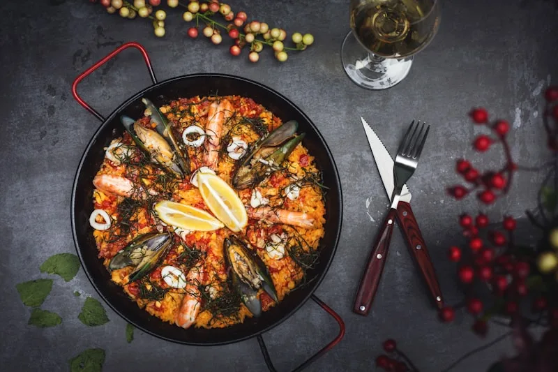 Paella cocinándose al fuego